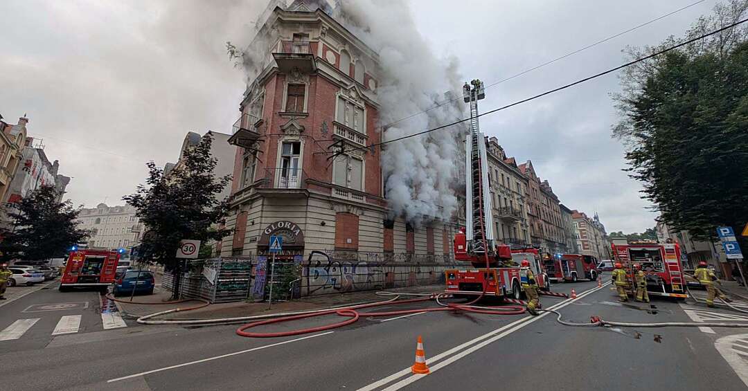 Katowice. Pożar w kamienicy przy ul. Chopina, w której zginęli Kmiecikowie. Z pustostanu wydobywa się dym