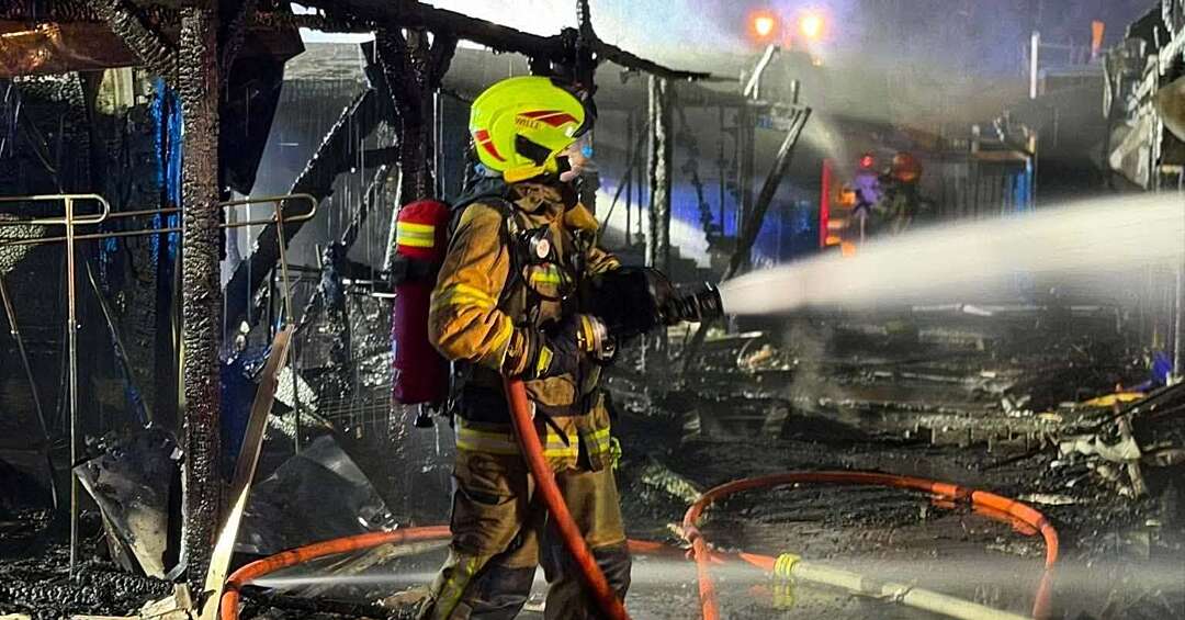 Nocny pożar targowiska przy Mickiewicza w Katowicach. Spłonęło 15 straganów. Policja zatrzymała 23-latka
