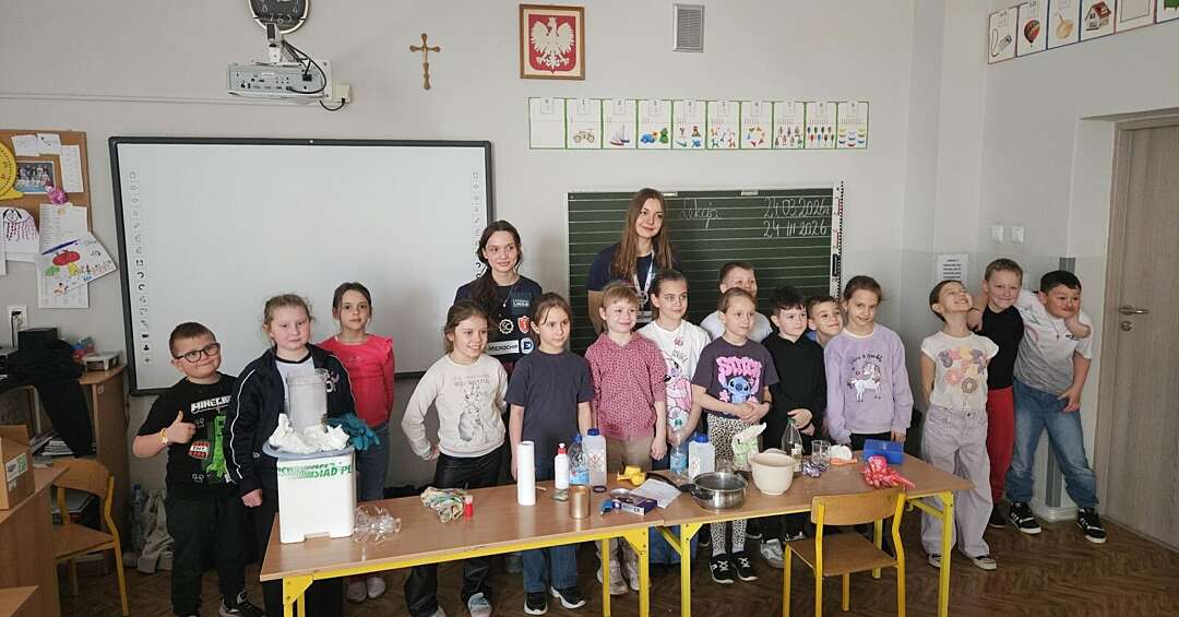 Licealiści z Bytomia przekonali przedszkolaków i uczniów podstawówek, iż fizyka i chemia mogą być ekscytujące. Projekt STEM_LAB w ramach olimpiady "Zwolnieni z teorii"