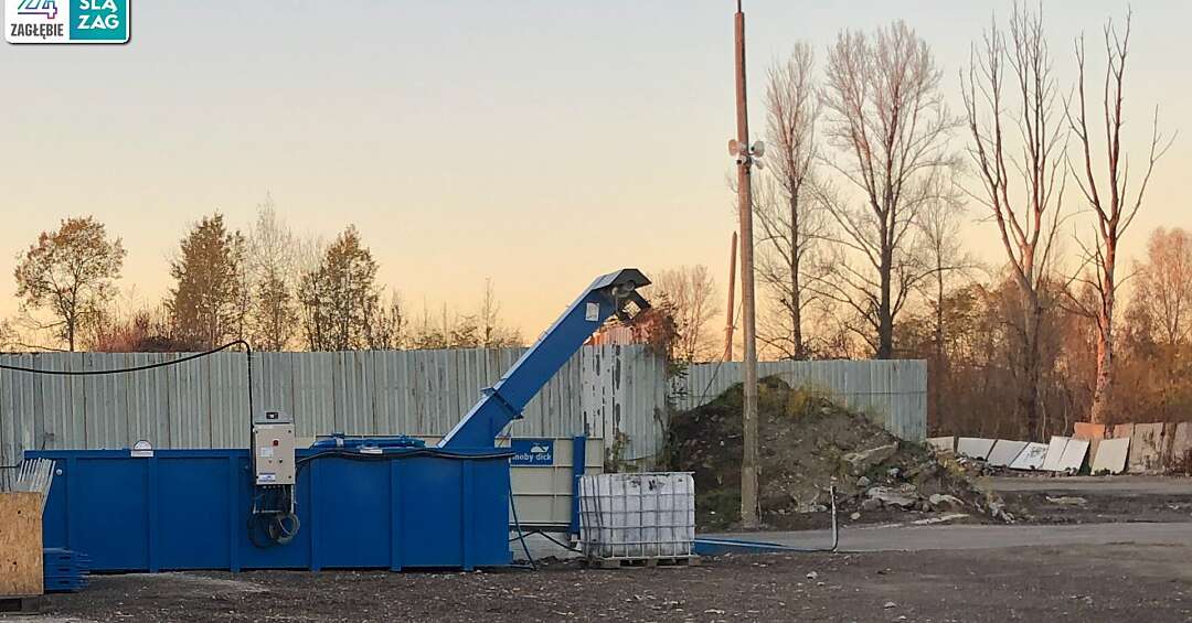 Sosnowiec. Nielegalne składowisko odpadów w dzielnicy Radocha wreszcie znika. Płonęło już pięć razy, a dwa z tych pożarów były ogromne. FOTOREPORTAŻ