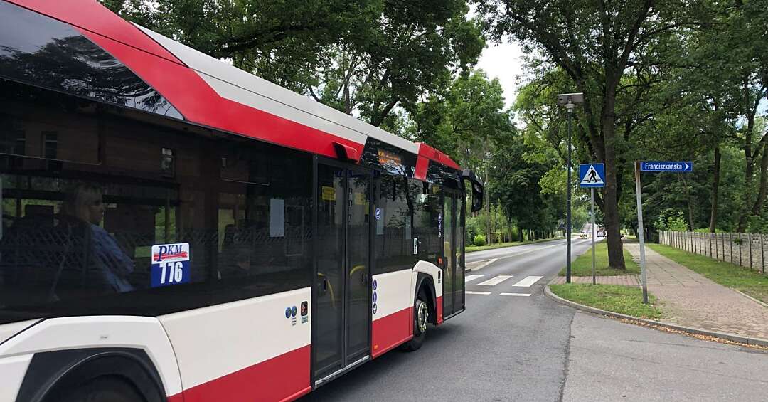 Sosnowiec. Ul. Stanisława Mikołajczyka. Miejsce, w którym Policja zastrzeliła mężczyznę atakującego pojazdy metalową rurą (wcześniej mówiono o maczecie). 31 lipca 2025. Sosnowiec. Ul. Stanisława Mikołajczyka. Miejsce, w którym Policja zastrzeliła mężczyznę atakującego pojazdy metalową rurą (wcześniej mówiono o maczecie). 31 lipca 2025.