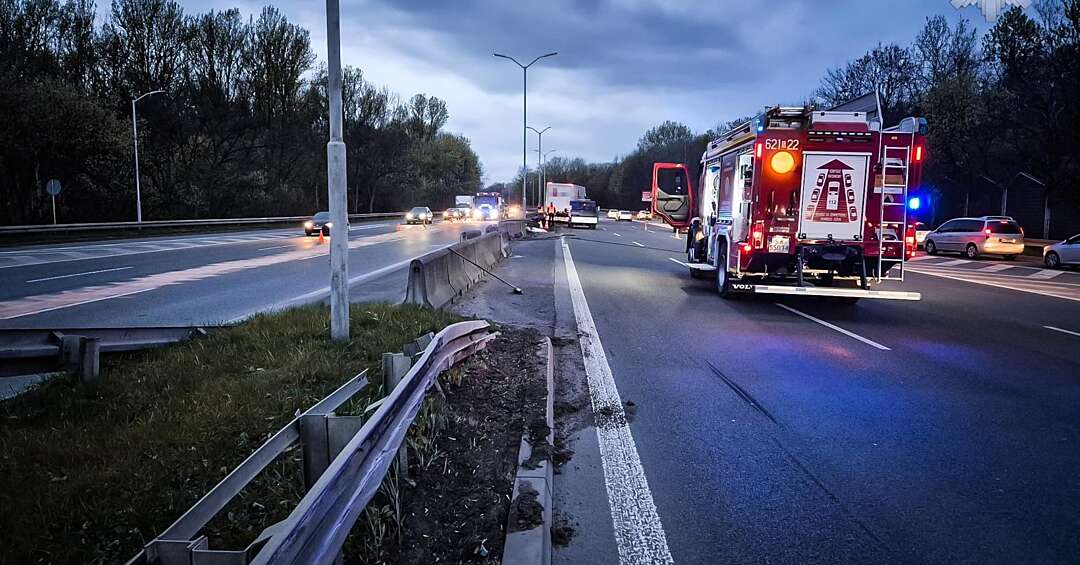 Utrudnienia na DTŚ-ce w Świętochłowicach. Samochód ciężarowy uderzył w bariery