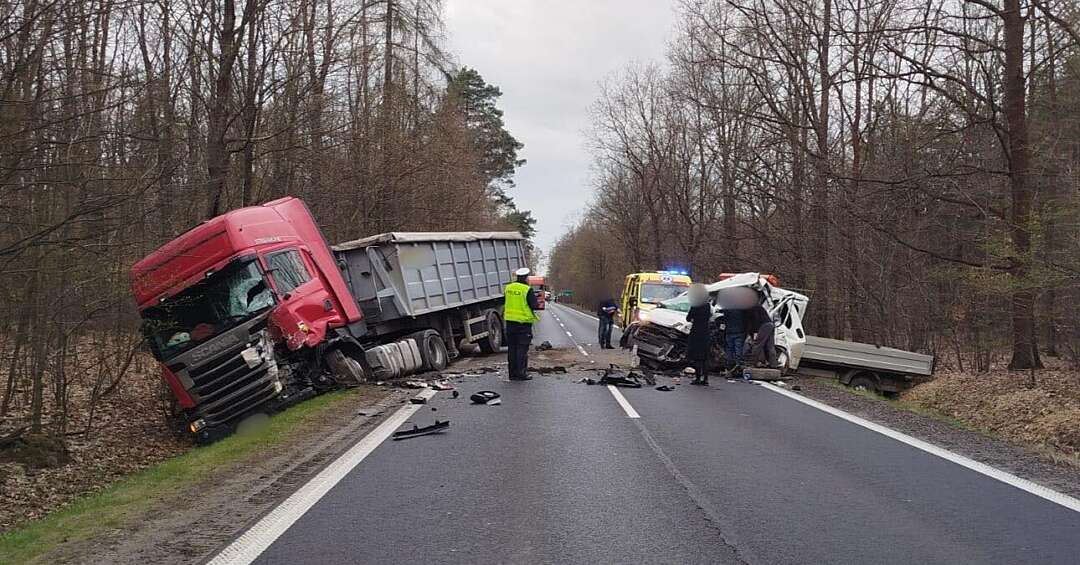 Tragedia na drodze DK78 w Świerklańcu. Nie żyje jedna osoba, a dwie trafiły do szpitala. Droga zablokowana