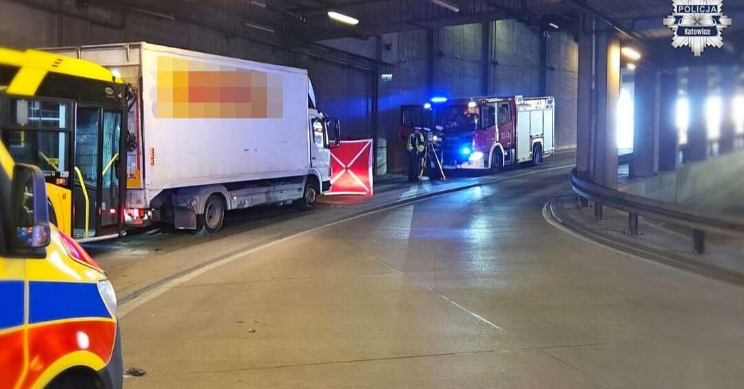 Katowice. Zderzenie autobusu z samochodem dostawczym w podziemnym dworcu autobusowym. Nie żyje 45-letni kierowca
