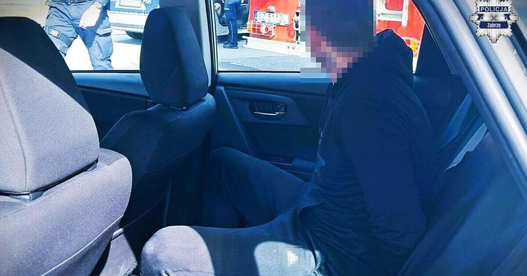 Zabrze. Interwencja na wysokości. Policjanci wjechali podnośnikiem na dach hali, by tam zatrzymać włamywaczy. WIDEO