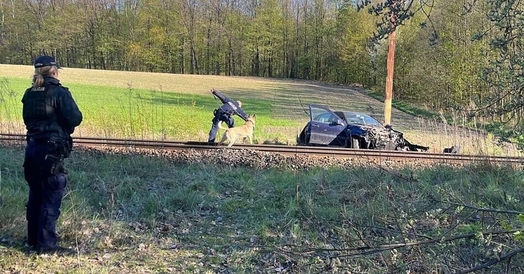 Mikołów. Najpierw siłą wyciągnął kobietę z samochodu, a potem porzucił auto na torowisku. Wjechał w niego pociąg Kolei Śląskich