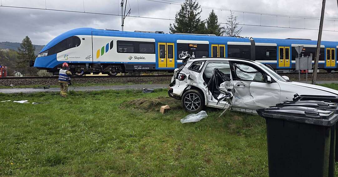 Cięcina. Za Torem samochód zderzył się z pociągiem Kolei Śląskich. Dwie osoby ranne