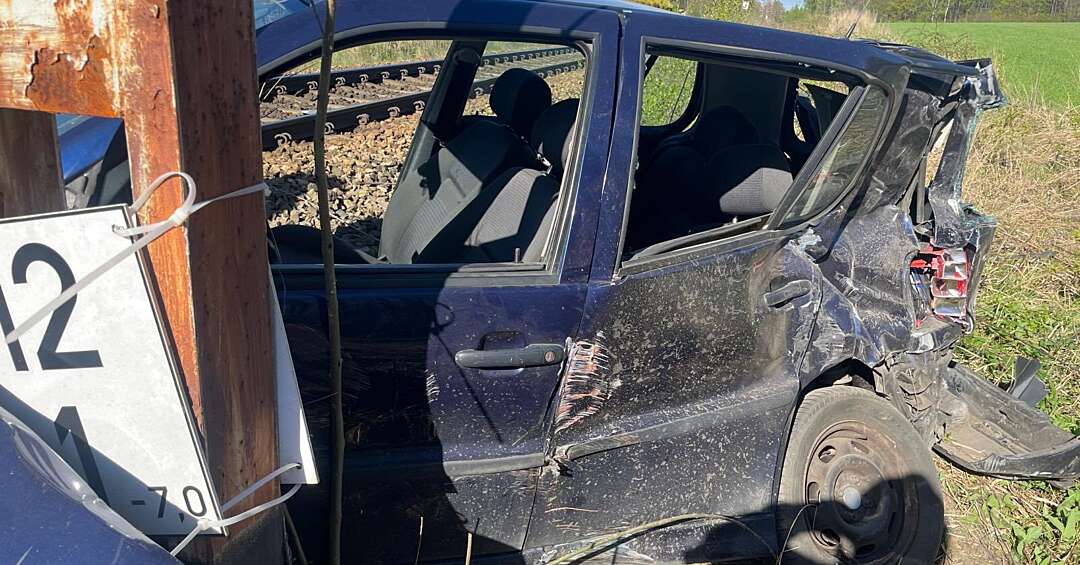 Pociąg Kolei Śląskich zderzył się z porzuconym na torowisku samochodem. Utrudnienia między Orzeszem a Katowicami