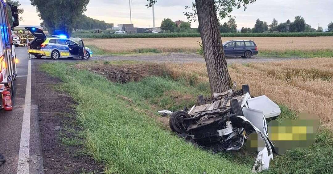 Tragiczny wypadek na Śląsku wczesnym rankiem. Auto dachowało, nie żyje 28-latek