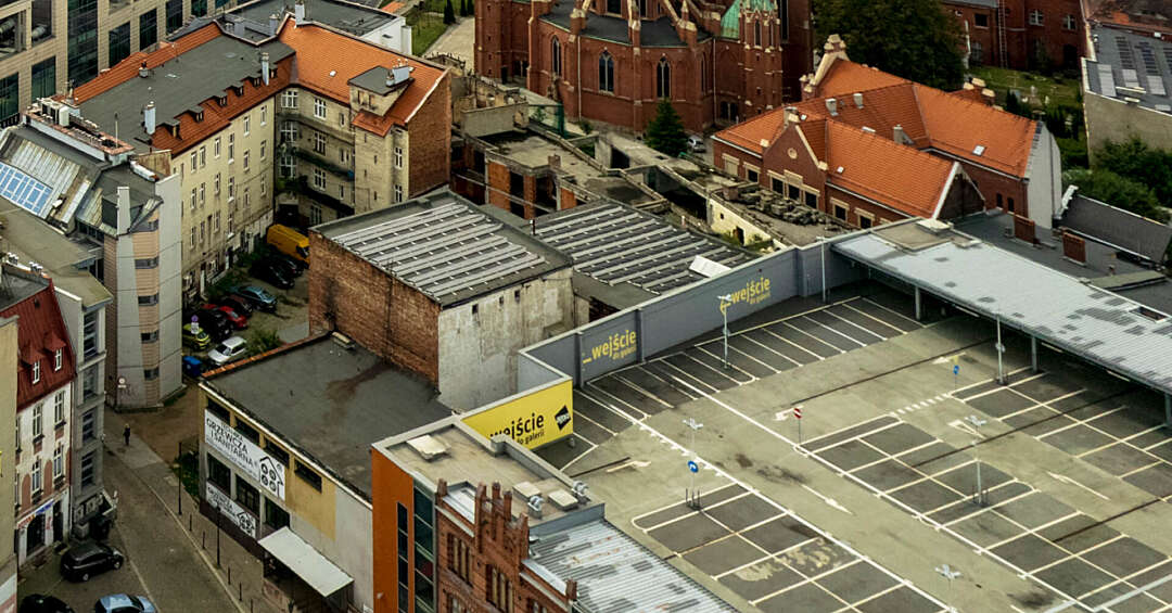 Piszą na nich donosy za imprezy na Rynku. Zrobią więc event na dachu. Nadchodzi Sunset Vibes Roof Party