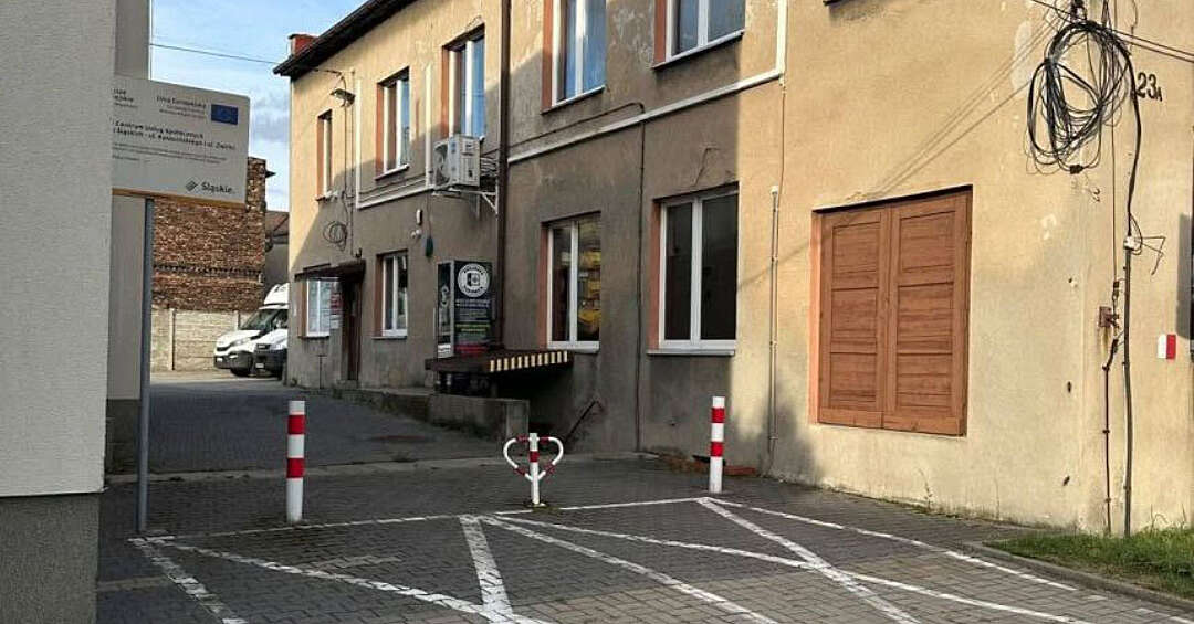 Lodówka społeczna w Piekarach Śląskich w nowym miejscu - każdy może skorzystać i pomóc