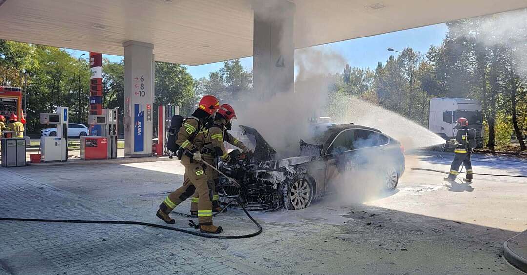 Na stacji benzynowej w Rudzie Śląskiej spłonęło BMW