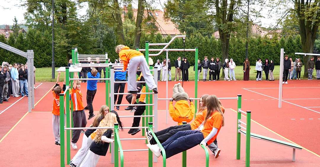 Siatkówka, tenis i street workout. Uczniowie IV LO w Zabrzu mają nowe boisko