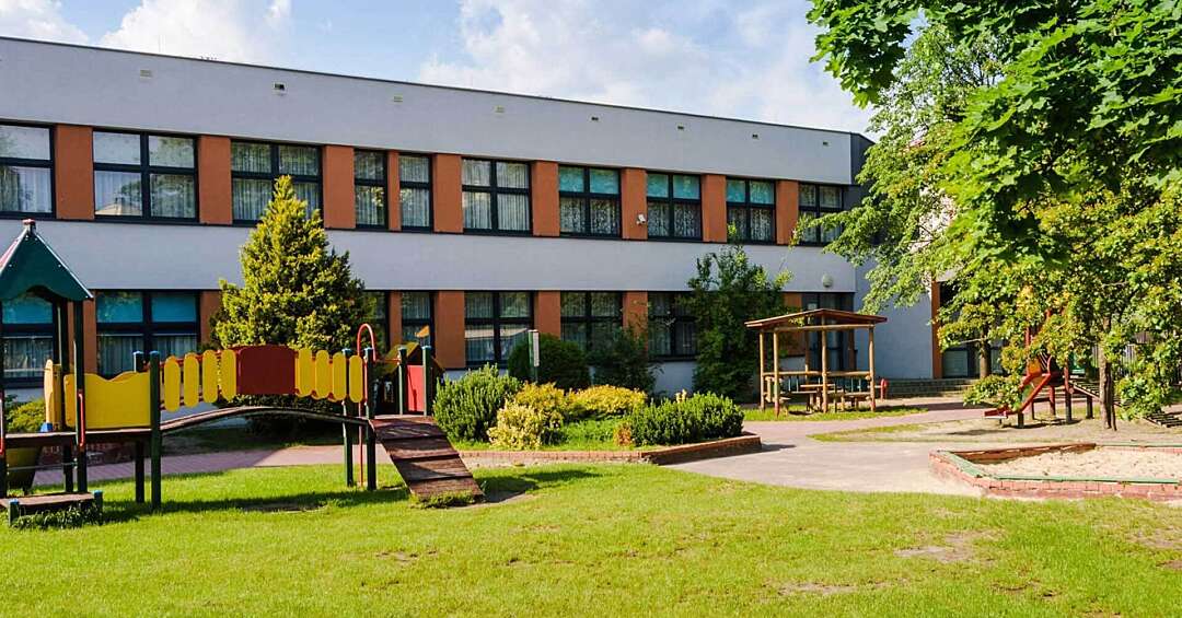 Panele fotowoltaiczne i pompy ciepła na 11 tyskich szkołach - OZE dla poprawy jakości powietrza