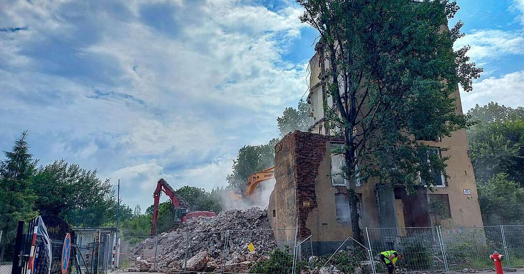 Znika jeden z budynków bytomskiego Czarnobyla. Trwa rozbiórka opuszczonego bloku przy ul. Siemianowickiej