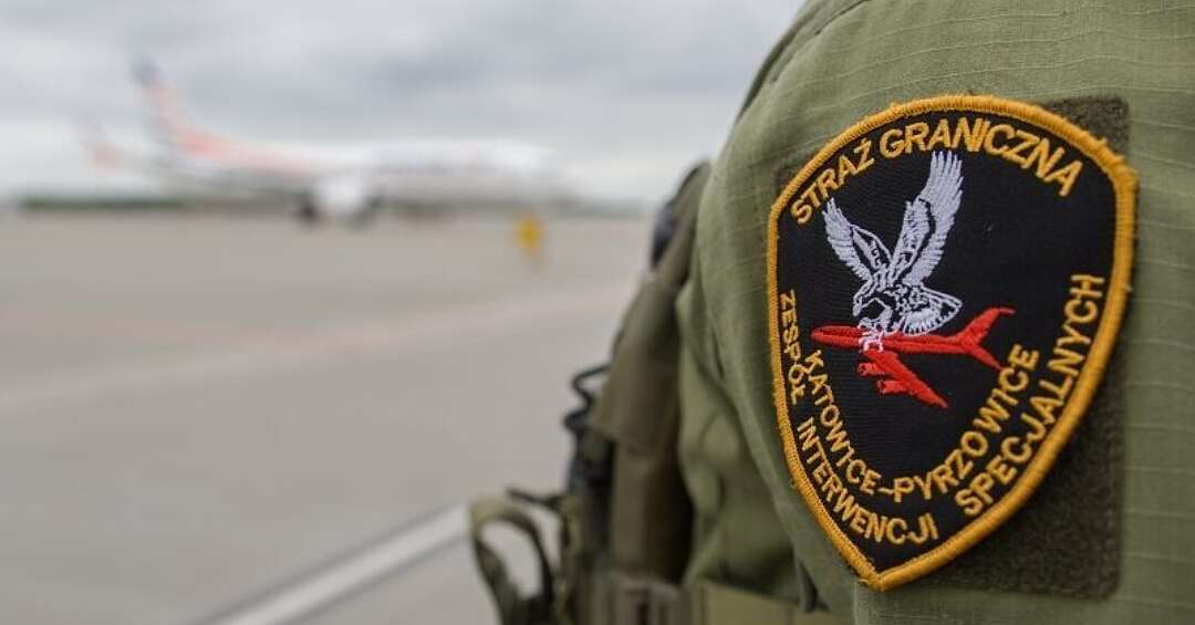 Kolejny nieodpowiedzialny żart na lotnisku w Pyrzowicach. Mężczyzna twierdził, iż przewozi w bagażu broń palną