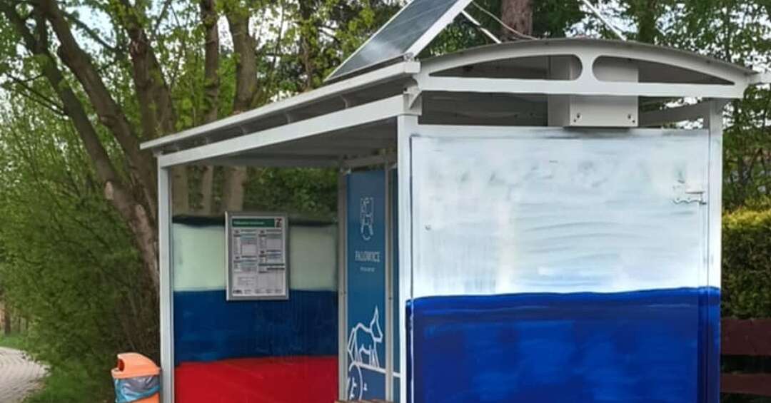 Wandalizm w Palowicach! Sołtys szuka winnych zniszczenia wiat przystankowych. Czy byli to kibice Górnika?