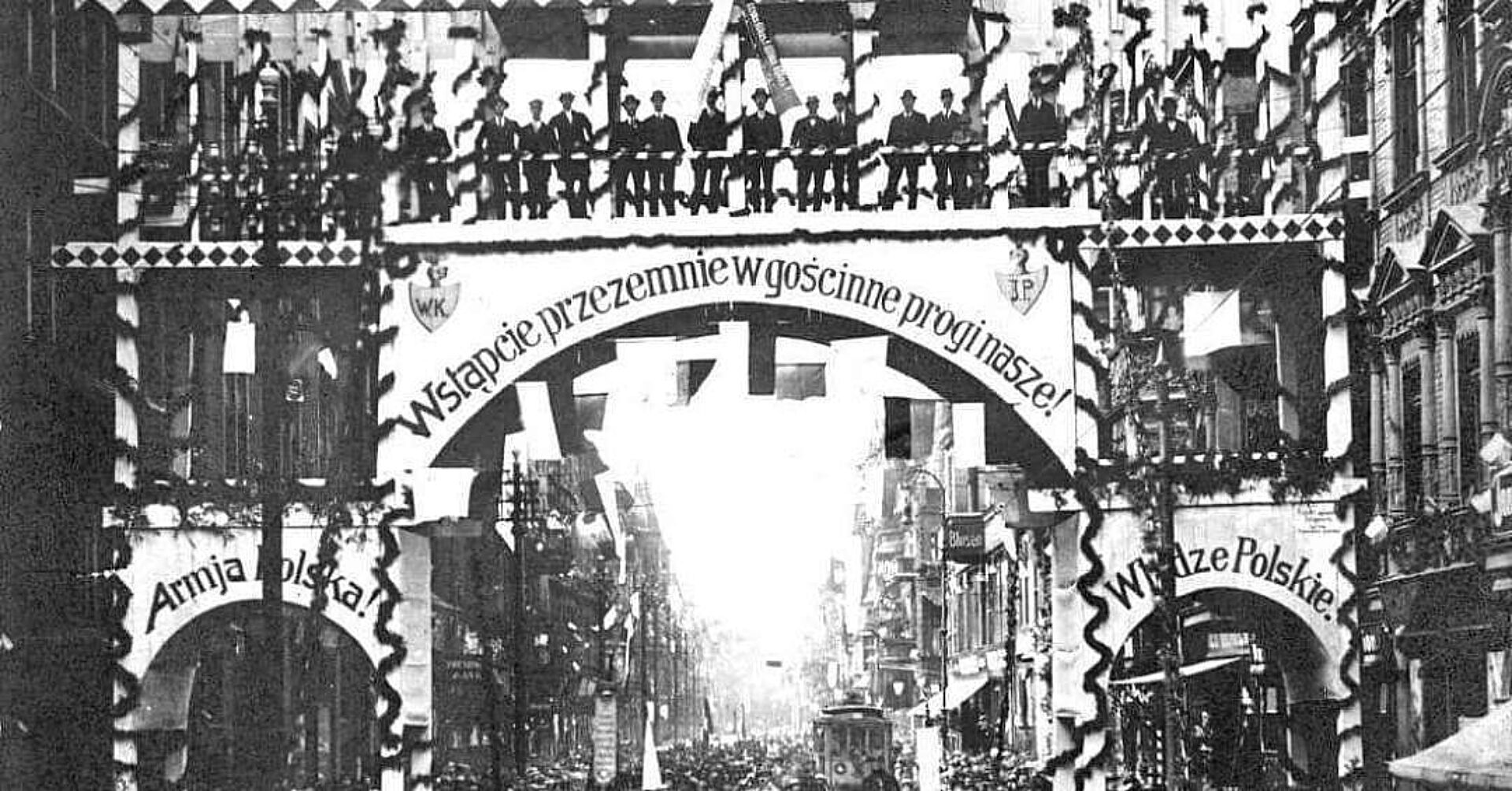Chorzów - aleja Wolnosci w 1922 roku, brama na powitanie wojsk polskich Chorzów - aleja Wolnosci w 1922 roku, brama na powitanie wojsk polskich