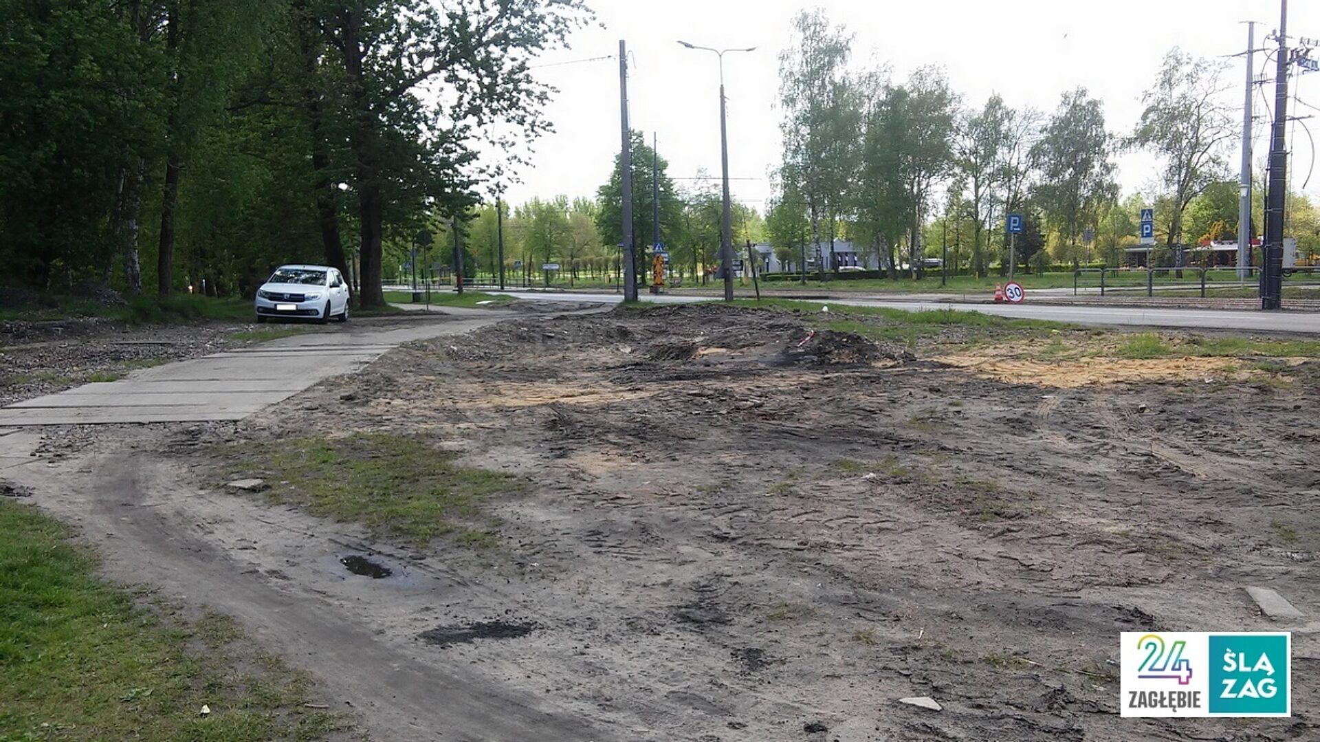 Sosnowiec, ul. Wojska Polskiego. Miejsce po zlikwidowanym torze kolejowym i przejściu przezeń dla pieszych. Ponad rok po zakończeniu rozbiórki. Wiosna 2024. Sosnowiec, ul. Wojska Polskiego. Miejsce po zlikwidowanym torze kolejowym i przejściu przezeń dla pieszych. Ponad rok po zakończeniu rozbiórki. Wiosna 2024.