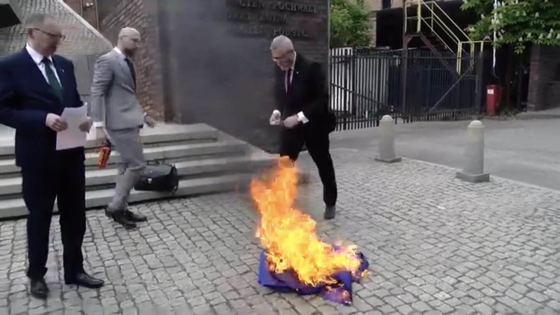 Grzegorz Braun flaga Unii Europejskiej Grzegorz Braun flaga Unii Europejskiej