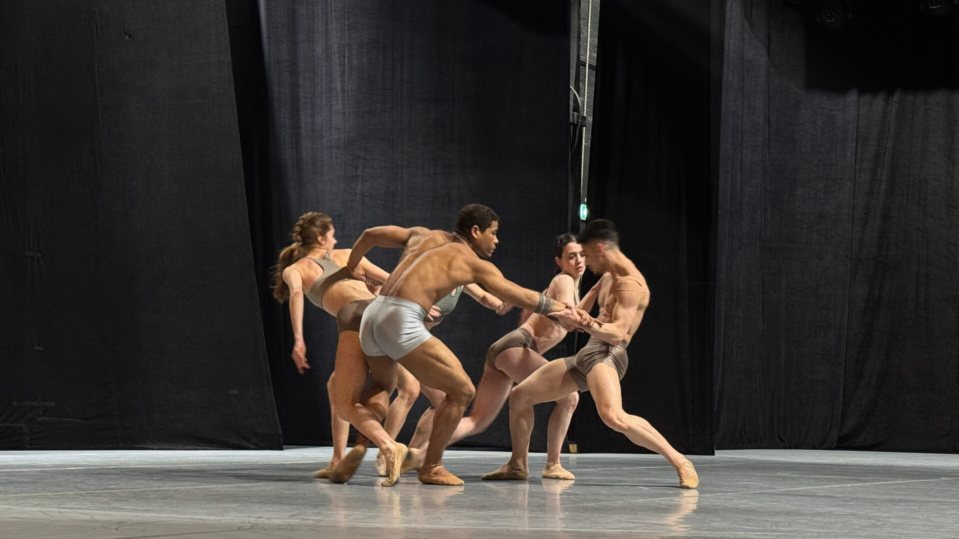 Przygotowania do spektaklu Ciała w Operze Śląskiej w Bytomiu Przygotowania do spektaklu Ciała w Operze Śląskiej w Bytomiu