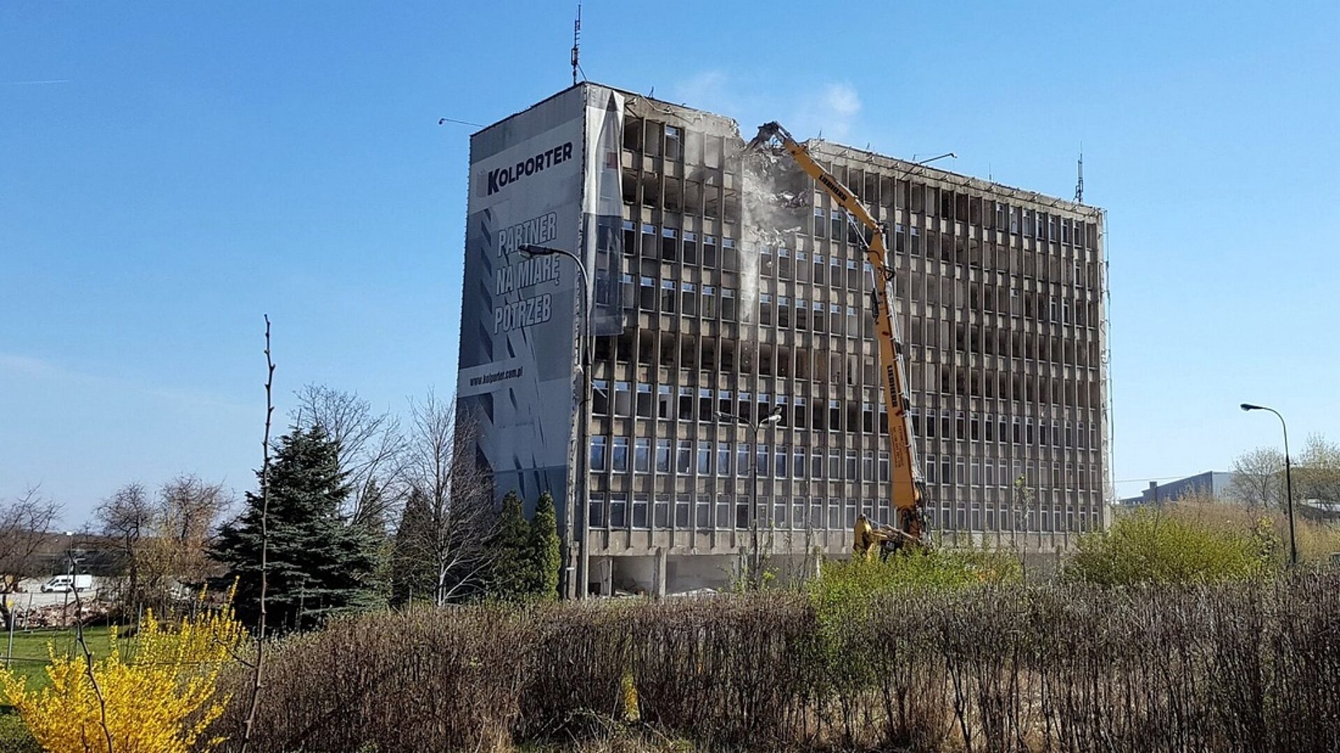 Sosnowiec-Zagórze. Biurowiec Fabryki Silników Elektrycznych Małej Mocy "Silma".  Rozbiórka, rok 2019. Sosnowiec-Zagórze. Biurowiec Fabryki Silników Elektrycznych Małej Mocy "Silma".  Rozbiórka, rok 2019.