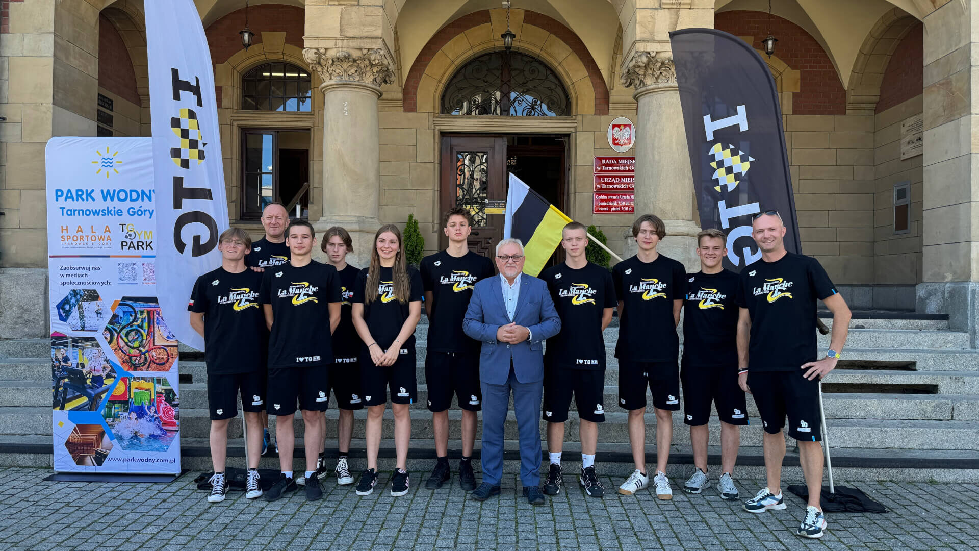 Pływacy z tarnogórskiego klubu przed wyjazdem do Wielkiej Brytanii Pływacy z tarnogórskiego klubu przed wyjazdem do Wielkiej Brytanii