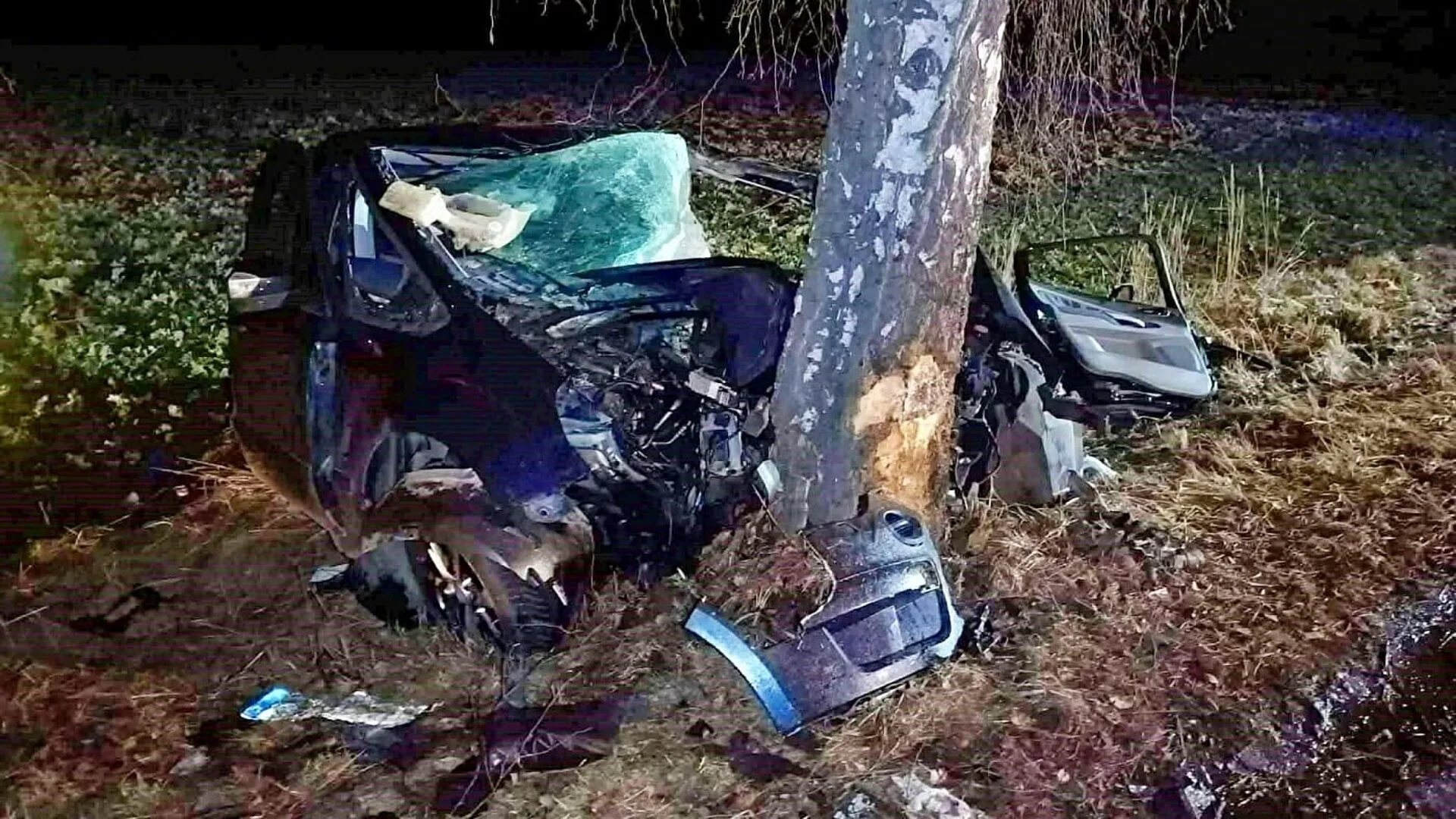Śmiertelny wypadek na Śląsku w Kończycach Wielkich po uderzeniu w drzewo 21-latek nie żyje