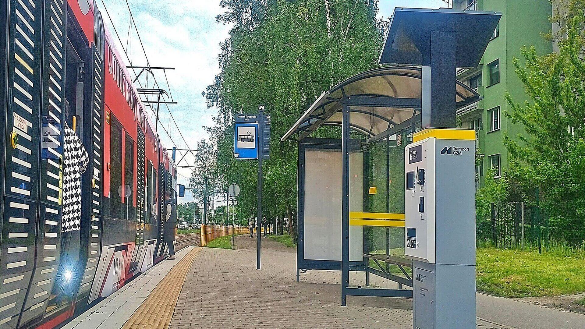 Solarny automat biletowy na przystanku stroszek targowisko Solarny automat biletowy na przystanku stroszek targowisko