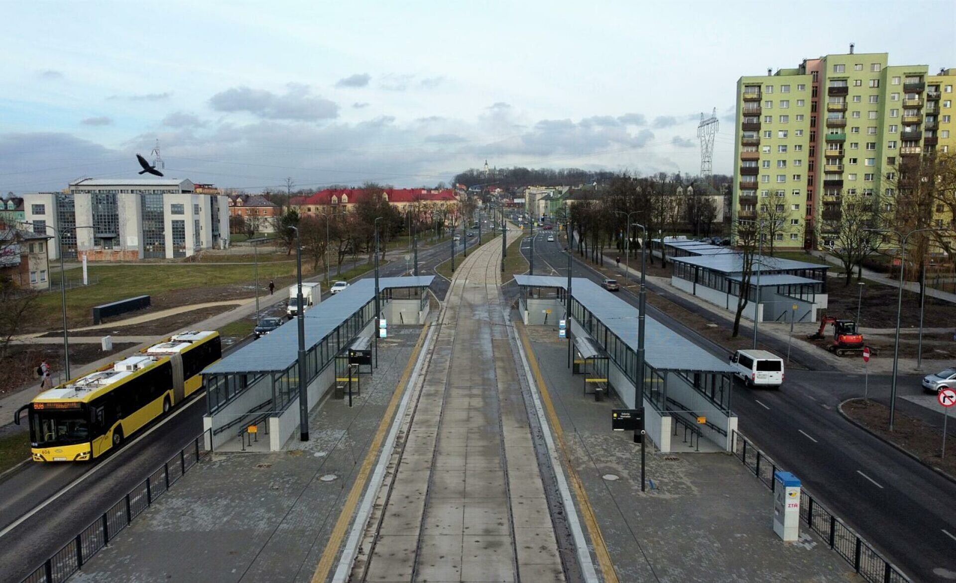 Dąbowa Górnicza. Fragment głównej arterii miasta po przebudowie, między centrum a Gołonogiem.  Luty 2024 roku. Dąbowa Górnicza. Fragment głównej arterii miasta po przebudowie, między centrum a Gołonogiem.  Luty 2024 roku.