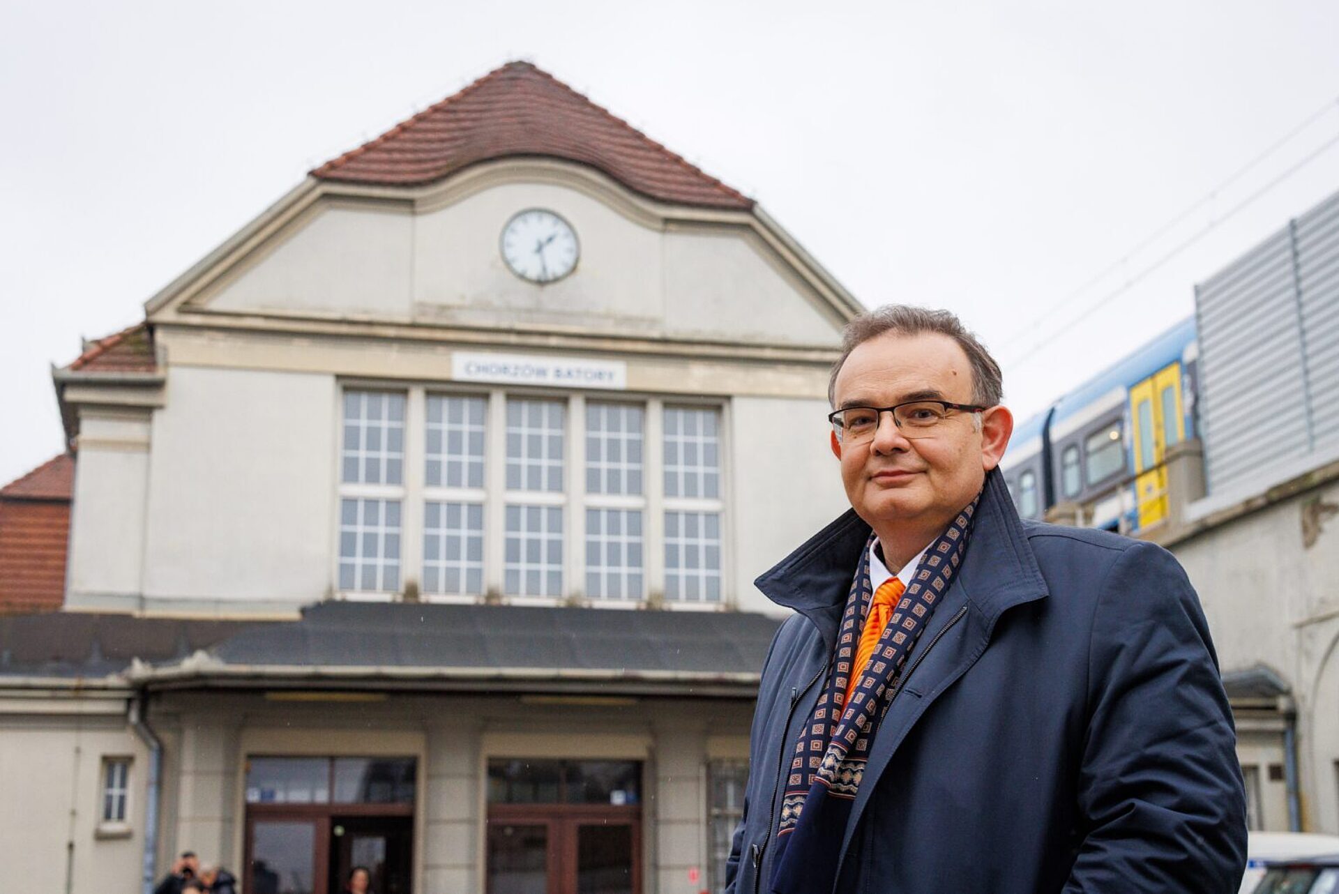 Wociech Dinges przed dworcem Chorzów Batory Wociech Dinges przed dworcem Chorzów Batory