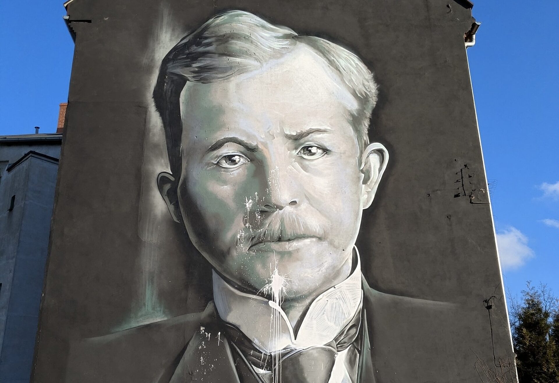 Oblany farbą mural z Wojciechem Korfantym Oblany farbą mural z Wojciechem Korfantym