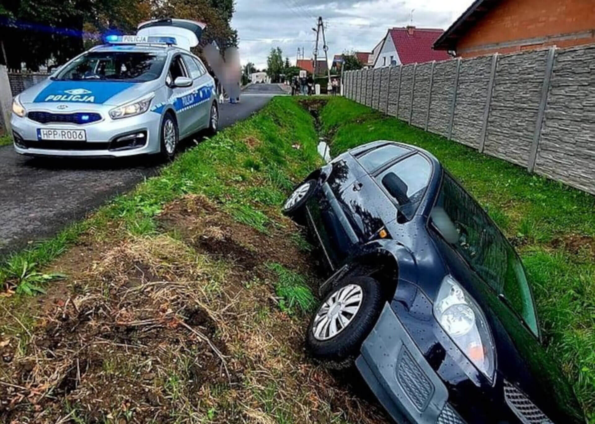 Pijana kierująca wjechała do rowu Pijana kierująca wjechała do rowu