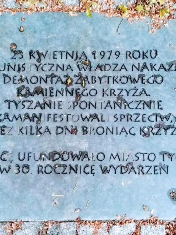 Pamiątkowa tablica przy kamiennym krzyżu w Tychach Pamiątkowa tablica przy kamiennym krzyżu w Tychach
