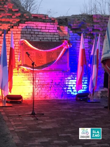 Sosnowiec-Konstantynów. Uroczystość ponownego odsłonięcia tablicy pamiątkowej na cześć poległych w masakrze z 9 lutego 1905 roku pod Hutą "Katarzyna". 9 lutego 2025 roku. Sosnowiec-Konstantynów. Uroczystość ponownego odsłonięcia tablicy pamiątkowej na cześć poległych w masakrze z 9 lutego 1905 roku pod Hutą "Katarzyna". 9 lutego 2025 roku.