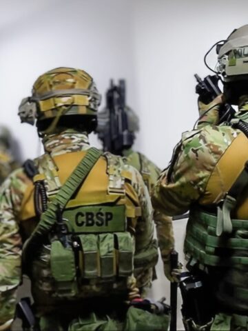 Słynny gangster doprowadzony do prokuratury w Katowicach Słynny gangster doprowadzony do prokuratury w Katowicach