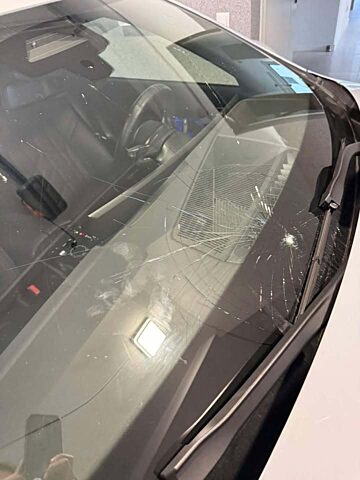 Będzin, DK86. Awantura na drodze. Szarpanina, rozbite szyby, skakanie po samochodach. 27 kwietnia 2025. Będzin, DK86. Awantura na drodze. Szarpanina, rozbite szyby, skakanie po samochodach. 27 kwietnia 2025.