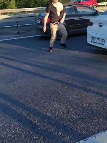 Będzin, DK86. Awantura na drodze. Szarpanina, rozbite szyby, skakanie po samochodach. 27 kwietnia 2025. Będzin, DK86. Awantura na drodze. Szarpanina, rozbite szyby, skakanie po samochodach. 27 kwietnia 2025.