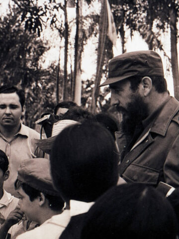 Fidel Castro z pionierami w Parque Lenin. rok 1974 Fidel Castro z pionierami w Parque Lenin. rok 1974
