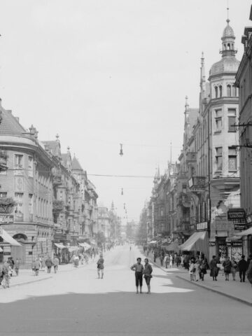 Gliwice, ulica Zwycięstwa, ok. 1918 roku. Narodowe Archiwum Cyfrowe. Gliwice, ulica Zwycięstwa, ok. 1918 roku. Narodowe Archiwum Cyfrowe.