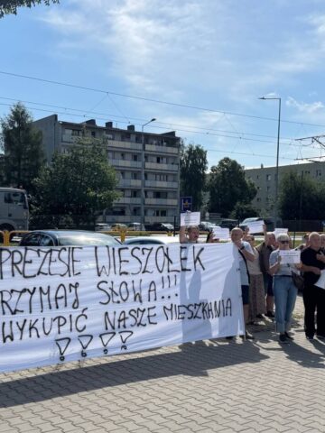 Mieszkańcy Zabrza, pod SRK przyjechali z licznymi hasłami protestacyjnymi Mieszkańcy Zabrza, pod SRK przyjechali z licznymi hasłami protestacyjnymi