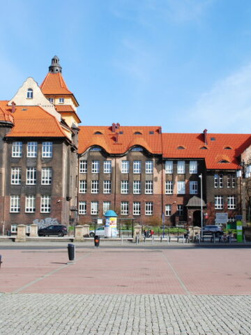 Katowice. Budynek dawnego Liceum Ogólnokształcącego im. Mikołaja Kopernika przy ulicy Jagiellońskiej 28. 5 kwietnia 2021. Katowice. Budynek dawnego Liceum Ogólnokształcącego im. Mikołaja Kopernika przy ulicy Jagiellońskiej 28. 5 kwietnia 2021.