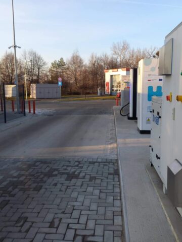 Katowice. Stacja Orlen przy ulicy Murckowskiej, ze stanowiskami do tankowania wodoru. Styczeń 2025. Katowice. Stacja Orlen przy ulicy Murckowskiej, ze stanowiskami do tankowania wodoru. Styczeń 2025.