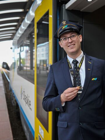 Nowe mundury pracowników Kolei Śląskich Nowe mundury pracowników Kolei Śląskich