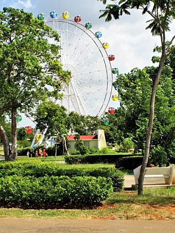 Parque Lenin w Hawanie - kubański odpowiednik Parku Śląskiego (WPKiW). Lunapark Parque Lenin w Hawanie - kubański odpowiednik Parku Śląskiego (WPKiW). Lunapark