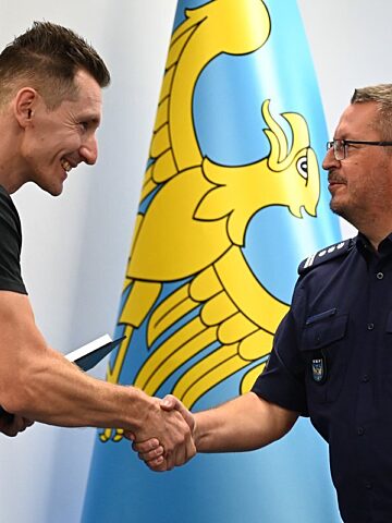 Policja uhonorowała bohaterskich mieszkańców Chorzowa za reakcję po ataku nożownika Policja uhonorowała bohaterskich mieszkańców Chorzowa za reakcję po ataku nożownika