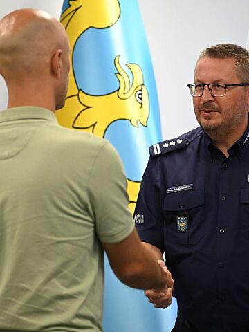 Policja uhonorowała bohaterskich mieszkańców Chorzowa za reakcję po ataku nożownika Policja uhonorowała bohaterskich mieszkańców Chorzowa za reakcję po ataku nożownika