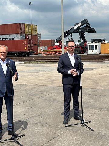Sławków. „Euroterminal Sławków” sp. z o. o. – podpisanie umowy z ARP S.A.. Na zdjęciu od lewej: Donald Tusk, Dariusz Klimczak, Wojciech Balczun. 26 maja 2025. Sławków. „Euroterminal Sławków” sp. z o. o. – podpisanie umowy z ARP S.A.. Na zdjęciu od lewej: Donald Tusk, Dariusz Klimczak, Wojciech Balczun. 26 maja 2025.