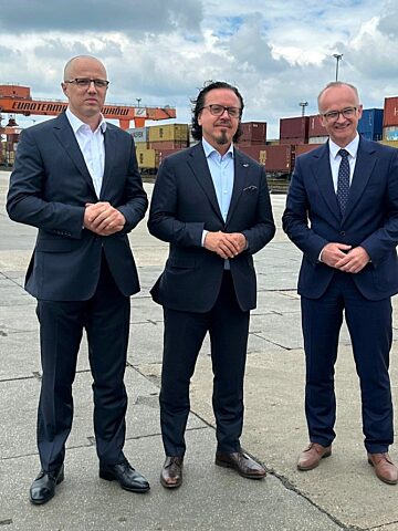Sławków. „Euroterminal Sławków” sp. z o. o. – podpisanie umowy z ARP S.A.. Na zdjęciu od lewej: Jakub Styczeń, Wojciech Balczun i Rafał Adamczyk. 26 maja 2025. Sławków. „Euroterminal Sławków” sp. z o. o. – podpisanie umowy z ARP S.A.. Na zdjęciu od lewej: Jakub Styczeń, Wojciech Balczun i Rafał Adamczyk. 26 maja 2025.