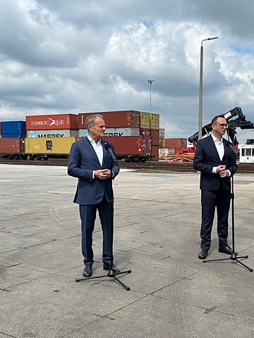 Sławków. „Euroterminal Sławków” sp. z o. o. – podpisanie umowy z ARP S.A.. Na zdjęciu od lewej: Marzena Czarnecka, Donald Tusk, Dariusz Klimczak, Wojciech Balczun. 26 maja 2025. Sławków. „Euroterminal Sławków” sp. z o. o. – podpisanie umowy z ARP S.A.. Na zdjęciu od lewej: Marzena Czarnecka, Donald Tusk, Dariusz Klimczak, Wojciech Balczun. 26 maja 2025.